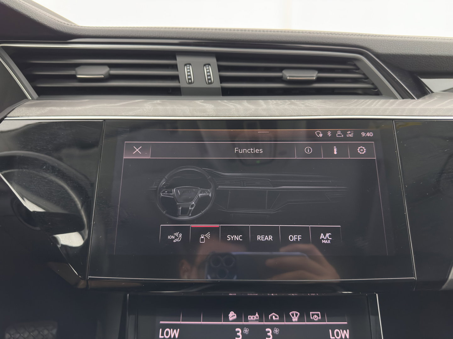 Audi e-tron 55 Quattro Advanced 95 kWh [ 3-Fase-11kW ] {SoH-91%} (INCL-BTW) *PANO | LEATHER | BANG&OLUFSEN | VIRTUAL-MIRRORS | HEAD-UP |  ADAPTIVE-CRUISE | FULL-LED | DIGI-COCKPIT | KEYLESS | MEMORY-PACK | TOPVIEW | HEATED-SPORTSEATS |  22''ALU*