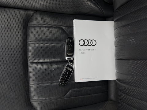 Audi e-tron 55 Quattro Advanced 95 kWh [ 3-Fase-11kW ] {SoH-91%} (INCL-BTW) *PANO | LEATHER | BANG&OLUFSEN | VIRTUAL-MIRRORS | HEAD-UP |  ADAPTIVE-CRUISE | FULL-LED | DIGI-COCKPIT | KEYLESS | MEMORY-PACK | TOPVIEW | HEATED-SPORTSEATS |  22''ALU*