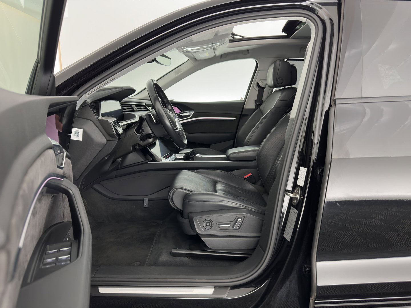 Audi e-tron 55 Quattro Advanced 95 kWh [ 3-Fase-11kW ] {SoH-91%} (INCL-BTW) *PANO | LEATHER | BANG&OLUFSEN | VIRTUAL-MIRRORS | HEAD-UP |  ADAPTIVE-CRUISE | FULL-LED | DIGI-COCKPIT | KEYLESS | MEMORY-PACK | TOPVIEW | HEATED-SPORTSEATS |  22''ALU*