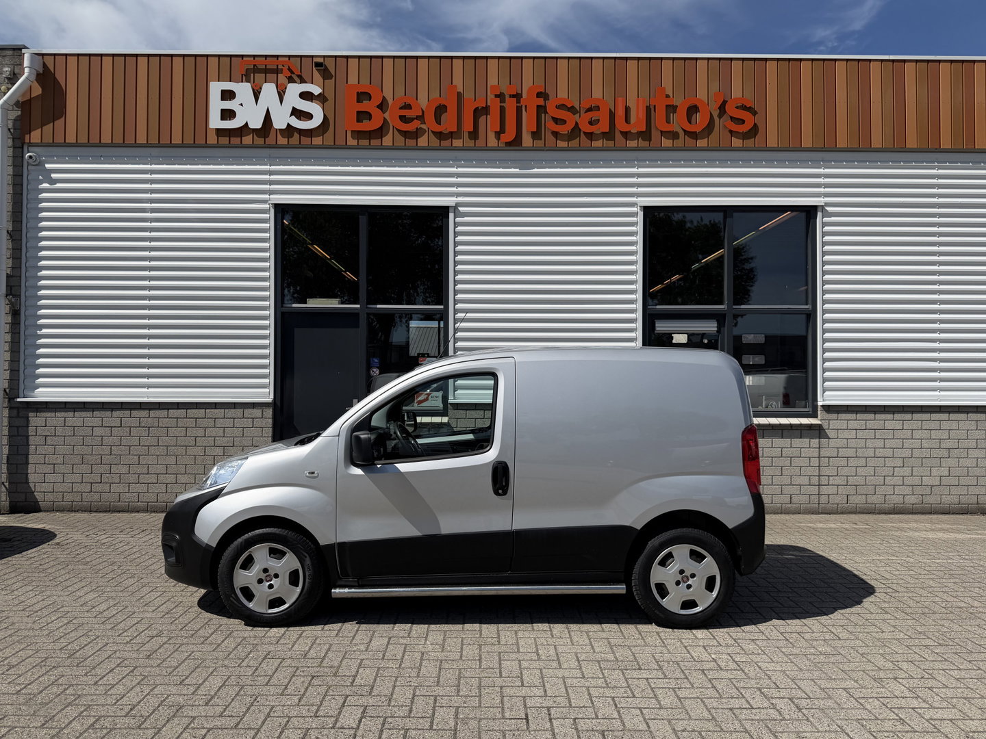 Fiat Fiorino 1.3 MJ Adventure / vaste prijs rijklaar € 9.950 ex btw / lease vanaf € 168 / euro 6 / bpm vrij / zilver metallic / airco / cruise / navi / schuifdeur / pdc achter !