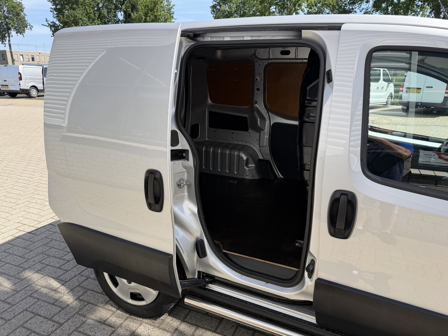Fiat Fiorino 1.3 MJ Adventure / vaste prijs rijklaar € 9.950 ex btw / lease vanaf € 168 / euro 6 / bpm vrij / zilver metallic / airco / cruise / navi / schuifdeur / pdc achter !