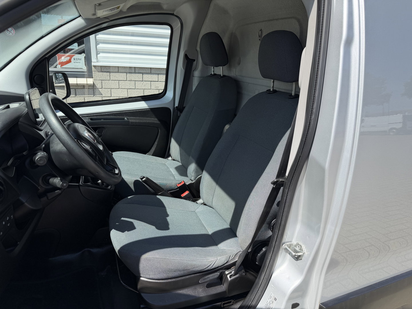 Fiat Fiorino 1.3 MJ Adventure / vaste prijs rijklaar € 9.950 ex btw / lease vanaf € 168 / euro 6 / bpm vrij / zilver metallic / airco / cruise / navi / schuifdeur / pdc achter !