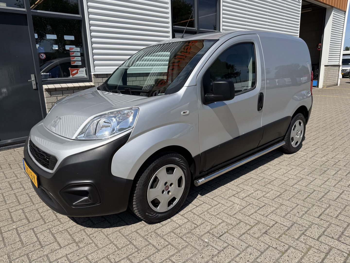 Fiat Fiorino 1.3 MJ Adventure / vaste prijs rijklaar € 9.950 ex btw / lease vanaf € 168 / euro 6 / bpm vrij / zilver metallic / airco / cruise / navi / schuifdeur / pdc achter !