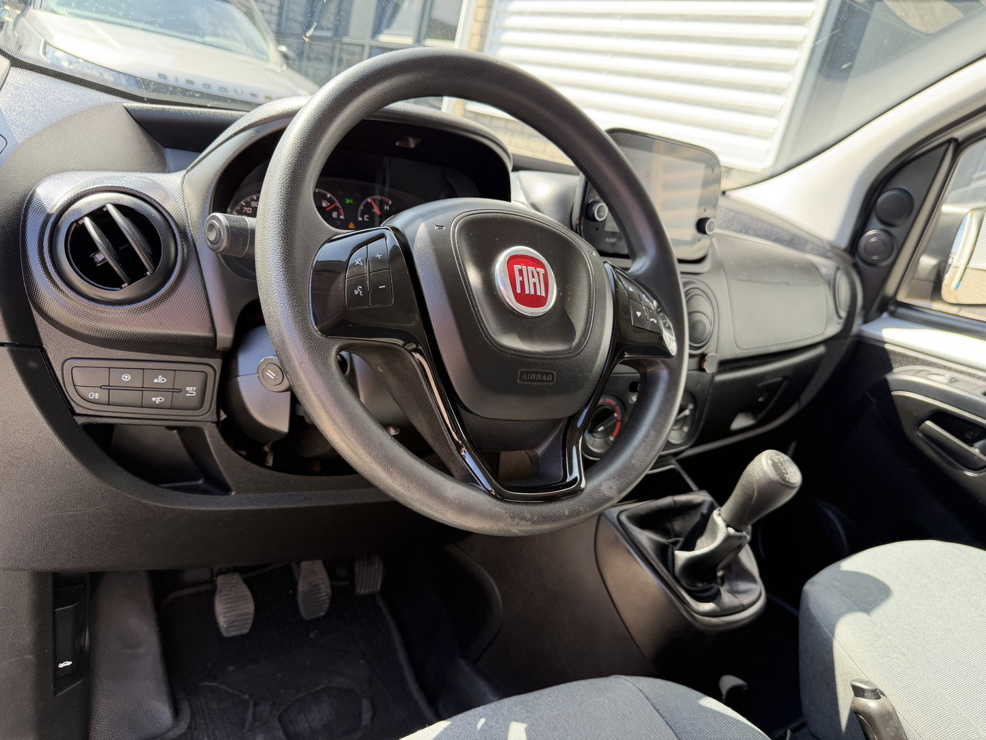 Fiat Fiorino 1.3 MJ Adventure / vaste prijs rijklaar € 9.950 ex btw / lease vanaf € 168 / euro 6 / bpm vrij / zilver metallic / airco / cruise / navi / schuifdeur / pdc achter !