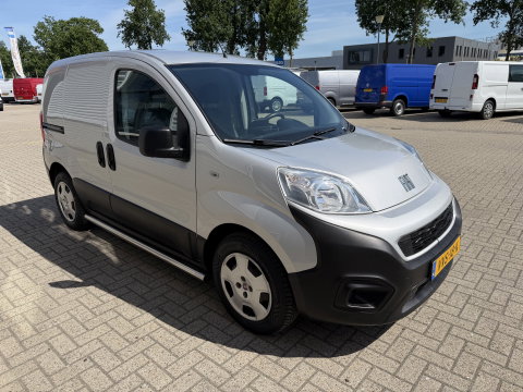 Fiat Fiorino 1.3 MJ Adventure / vaste prijs rijklaar € 9.950 ex btw / lease vanaf € 168 / euro 6 / bpm vrij / zilver metallic / airco / cruise / navi / schuifdeur / pdc achter !
