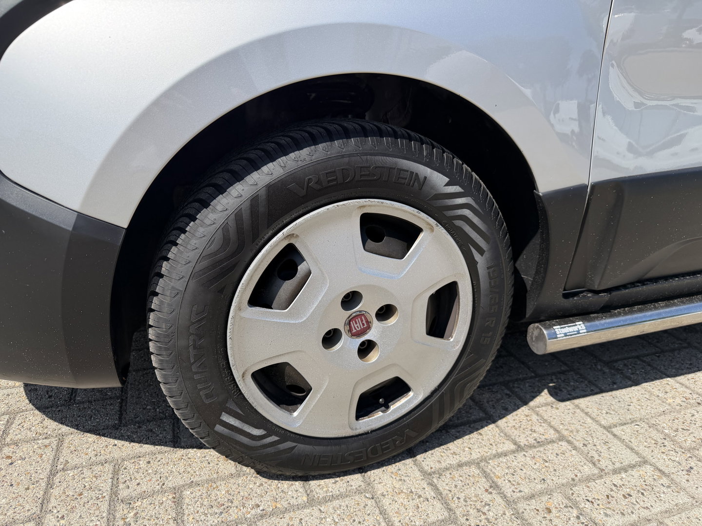 Fiat Fiorino 1.3 MJ Adventure / vaste prijs rijklaar € 9.950 ex btw / lease vanaf € 168 / euro 6 / bpm vrij / zilver metallic / airco / cruise / navi / schuifdeur / pdc achter !
