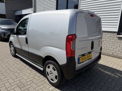 Fiat Fiorino 1.3 MJ Adventure / vaste prijs rijklaar € 9.950 ex btw / lease vanaf € 168 / euro 6 / bpm vrij / zilver metallic / airco / cruise / navi / schuifdeur / pdc achter !