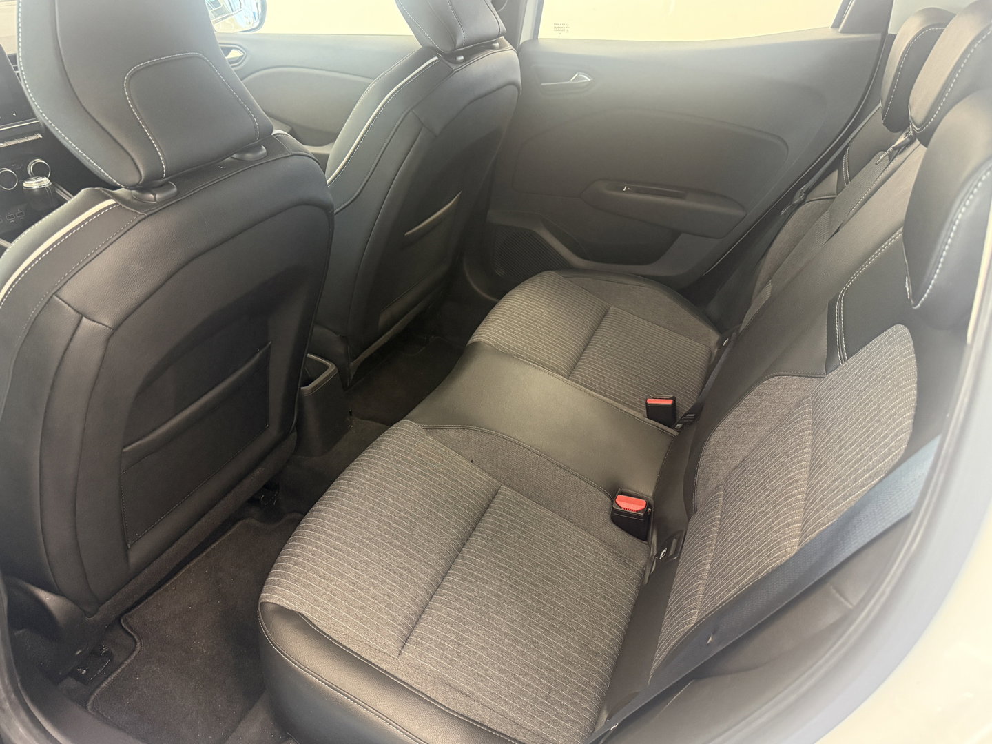Renault Clio 1.0 TCe Intens 5-Drs. Navigatie Full-led 16'lmv 24 Maanden garantie* (Vraag naar de voorwaarden)