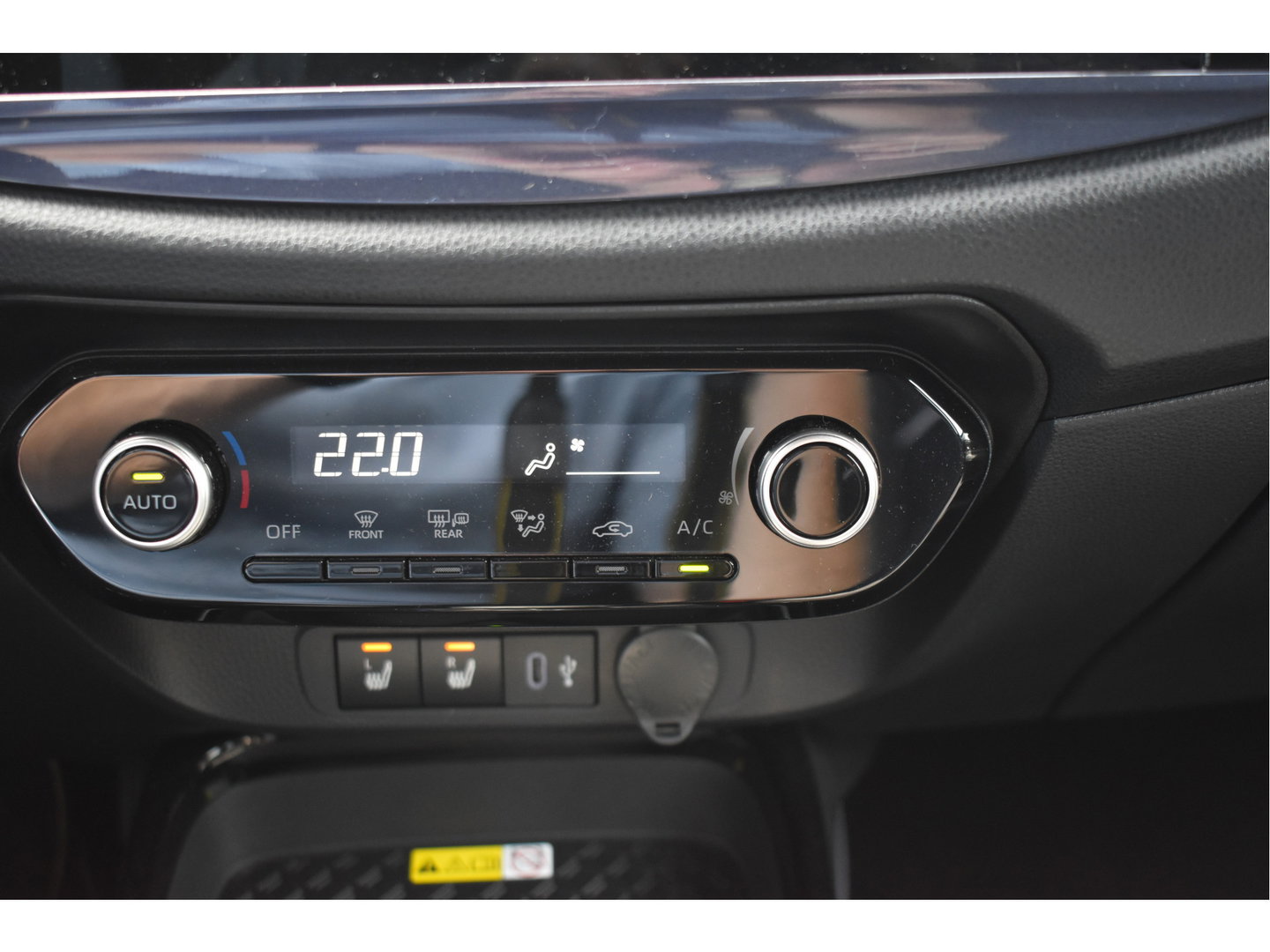 Toyota Aygo X 1.0 VVT-i S-CVT JBL Bi-Tone Jasmine SIlver | NL-Auto | Camera | Keyless | Carplay | Nav | DAB | Adapt.CC | Full LED | Fab.garantie