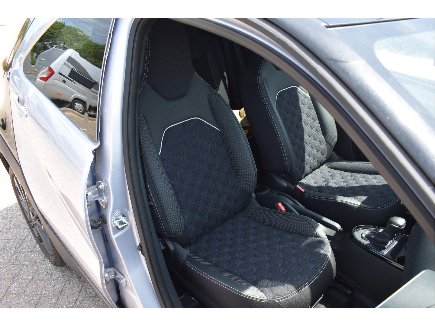 Toyota Aygo X 1.0 VVT-i S-CVT JBL Bi-Tone Jasmine SIlver | NL-Auto | Camera | Keyless | Carplay | Nav | DAB | Adapt.CC | Full LED | Fab.garantie
