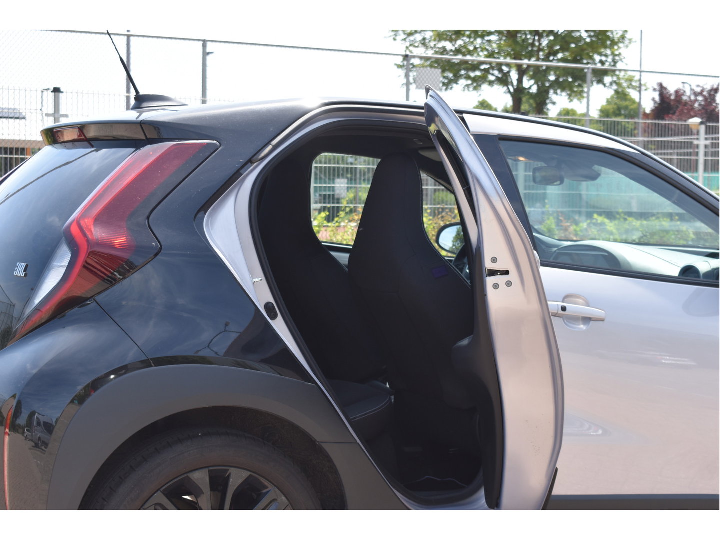 Toyota Aygo X 1.0 VVT-i S-CVT JBL Bi-Tone Jasmine SIlver | NL-Auto | Camera | Keyless | Carplay | Nav | DAB | Adapt.CC | Full LED | Fab.garantie