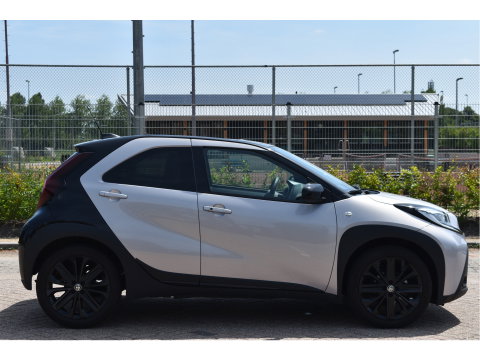 Toyota Aygo X 1.0 VVT-i S-CVT JBL Bi-Tone Jasmine SIlver | NL-Auto | Camera | Keyless | Carplay | Nav | DAB | Adapt.CC | Full LED | Fab.garantie