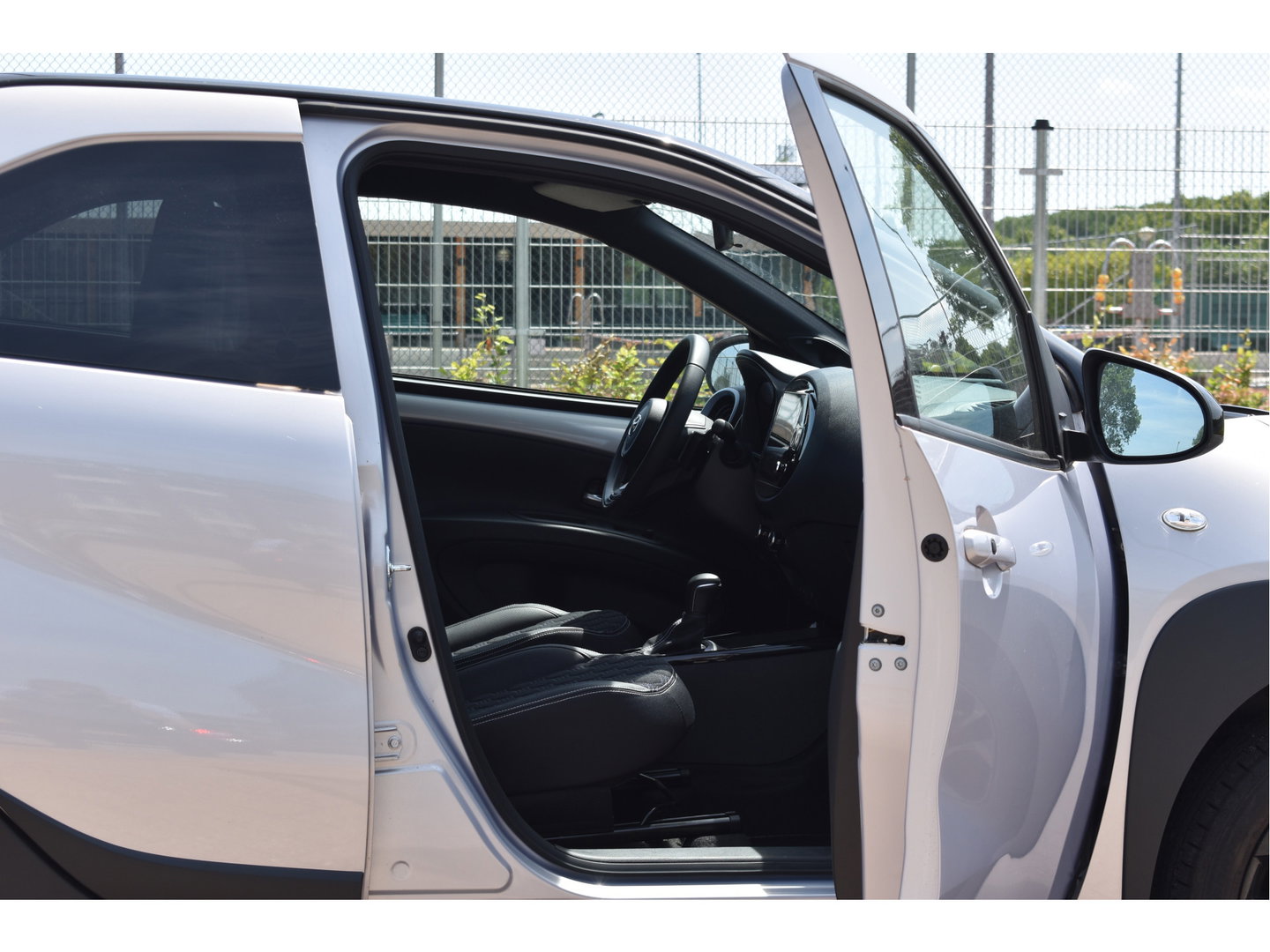 Toyota Aygo X 1.0 VVT-i S-CVT JBL Bi-Tone Jasmine SIlver | NL-Auto | Camera | Keyless | Carplay | Nav | DAB | Adapt.CC | Full LED | Fab.garantie