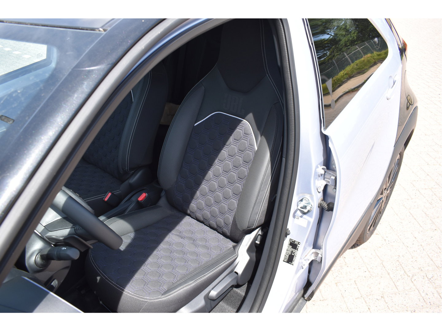 Toyota Aygo X 1.0 VVT-i S-CVT JBL Bi-Tone Jasmine SIlver | NL-Auto | Camera | Keyless | Carplay | Nav | DAB | Adapt.CC | Full LED | Fab.garantie