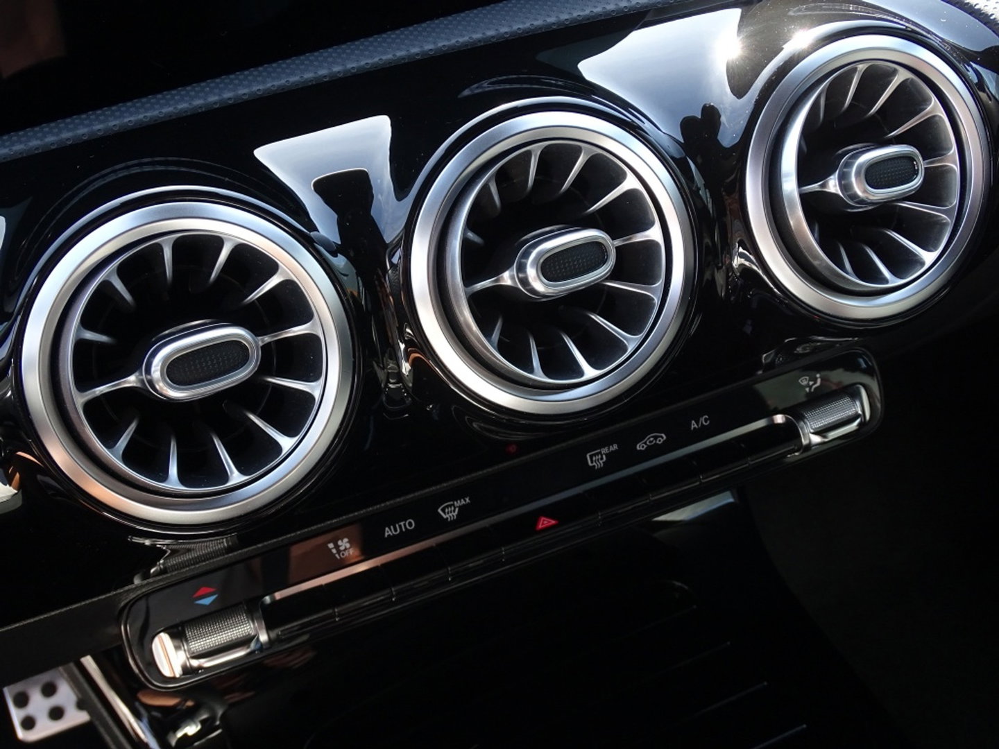 Mercedes-Benz A-Klasse 220 automaat / Premium Plus / AMG-Pakket / LED