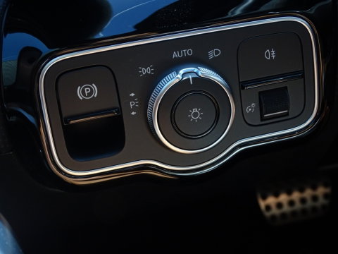 Mercedes-Benz A-Klasse 220 automaat / Premium Plus / AMG-Pakket / LED