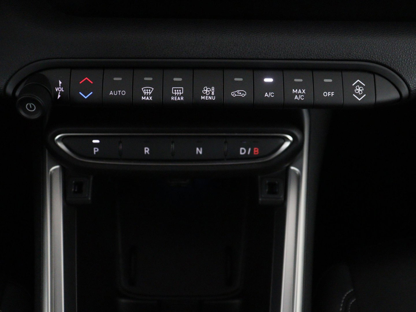 Jeep Avenger Avenger 54 kWh | SOH 97,6% | 3 Fase | Carplay | Adaptive cruise | Camera | Half leer | LM | LED | Climate control | Parkeersensoren