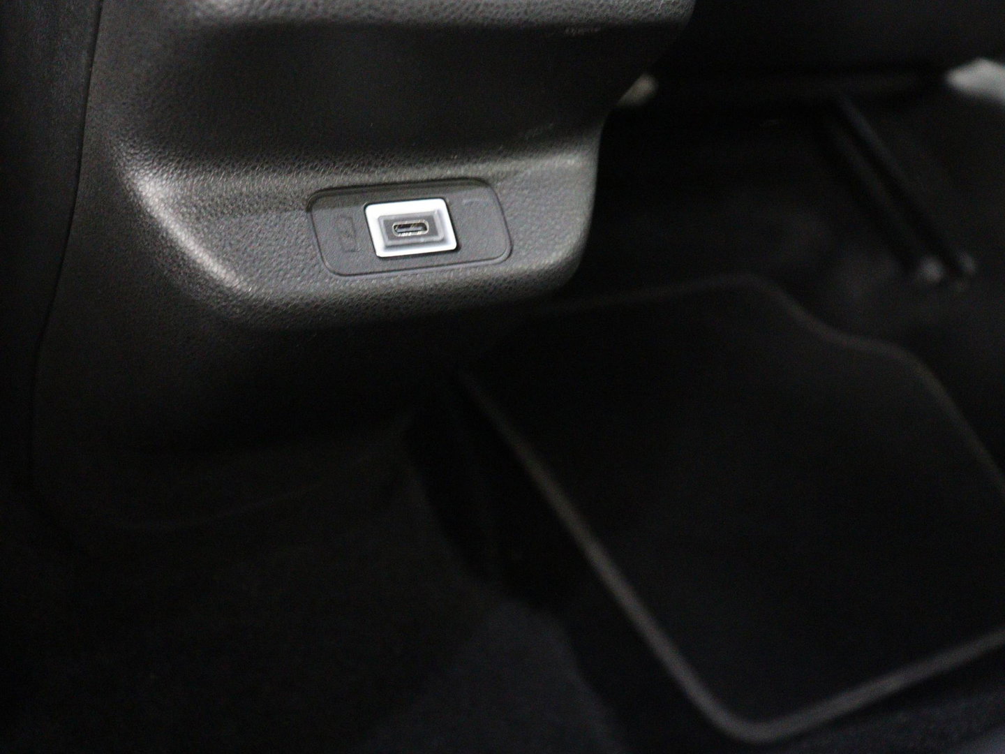 Jeep Avenger Avenger 54 kWh | SOH 97,6% | 3 Fase | Carplay | Adaptive cruise | Camera | Half leer | LM | LED | Climate control | Parkeersensoren