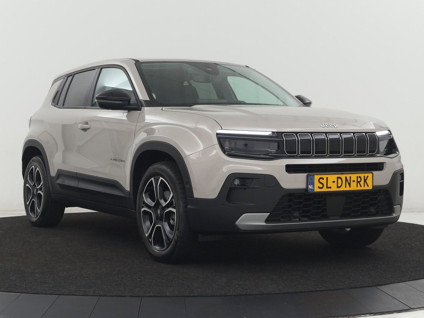 Jeep Avenger Avenger 54 kWh | SOH 97,6% | 3 Fase | Carplay | Adaptive cruise | Camera | Half leer | LM | LED | Climate control | Parkeersensoren