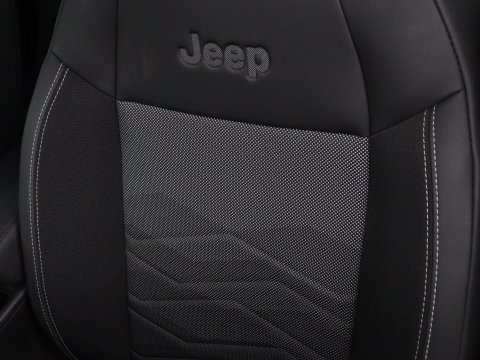 Jeep Avenger Avenger 54 kWh | SOH 97,6% | 3 Fase | Carplay | Adaptive cruise | Camera | Half leer | LM | LED | Climate control | Parkeersensoren