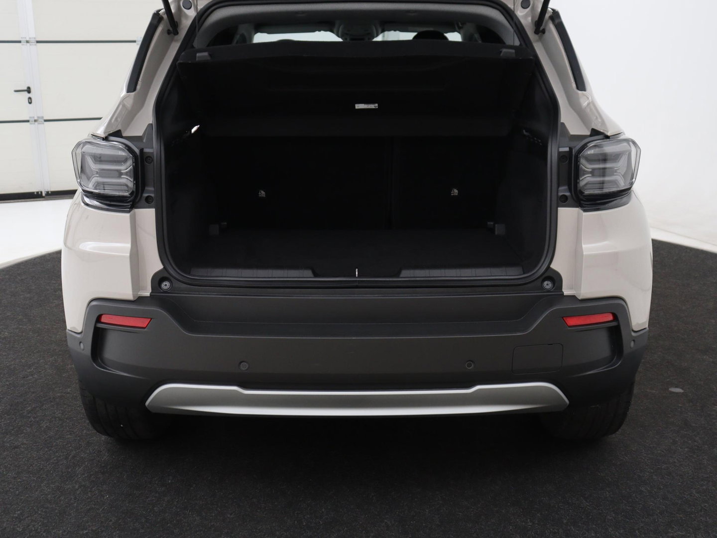 Jeep Avenger Avenger 54 kWh | SOH 97,6% | 3 Fase | Carplay | Adaptive cruise | Camera | Half leer | LM | LED | Climate control | Parkeersensoren