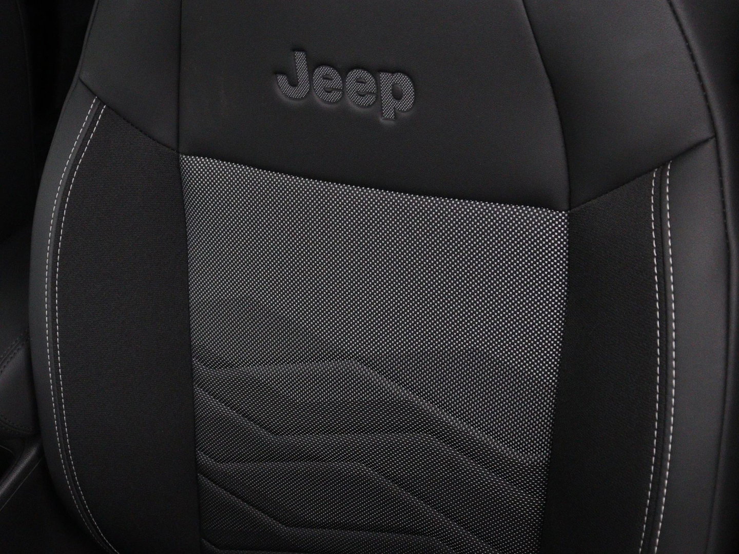 Jeep Avenger Avenger 54 kWh | SOH 97,6% | 3 Fase | Carplay | Adaptive cruise | Camera | Half leer | LM | LED | Climate control | Parkeersensoren