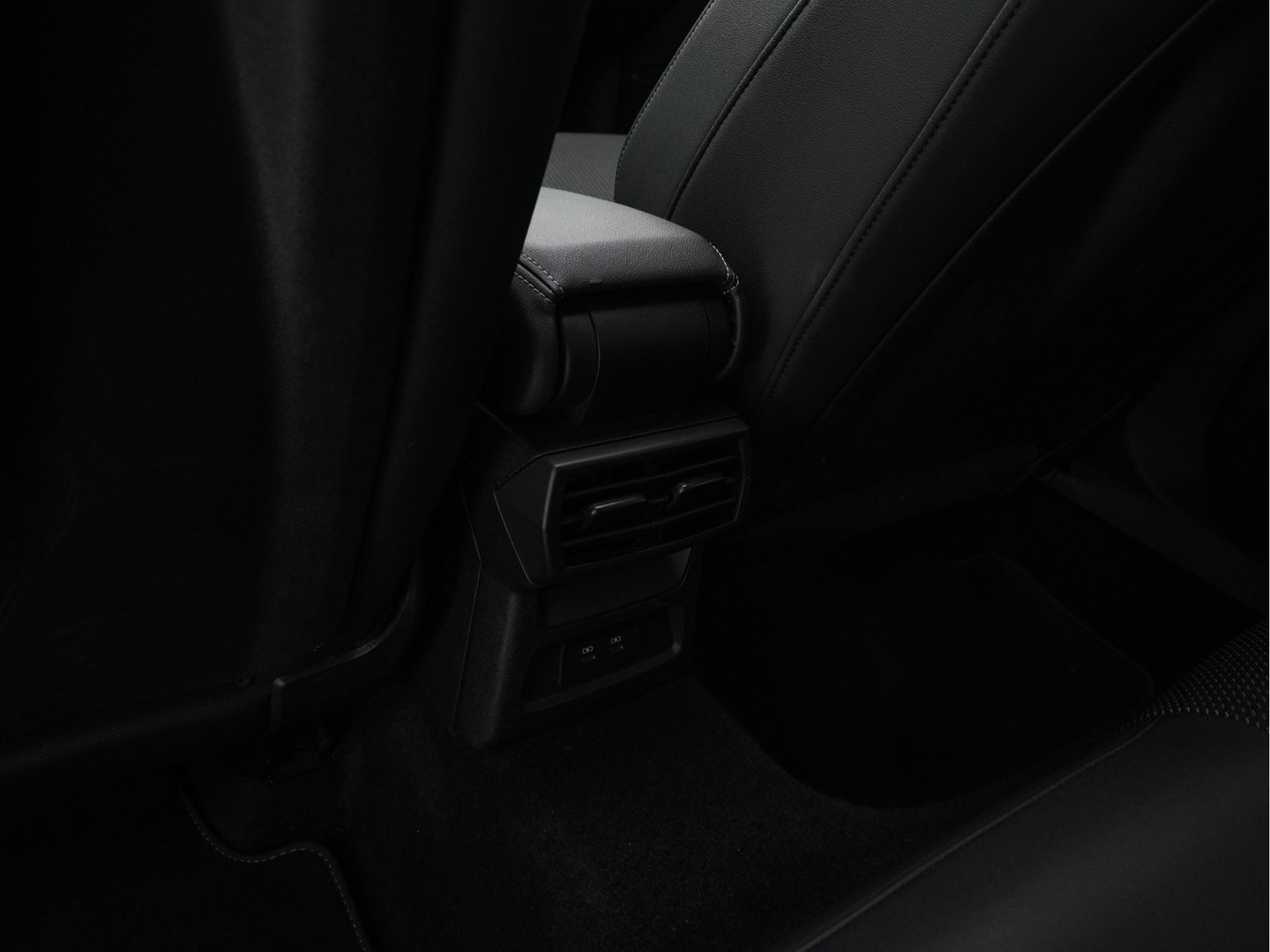 Audi A3 Limousine 30 TFSI S-Line Edition (INCL-BTW) Aut. *PANO | LEATHER-FABRIC | FULL-LED | AMBIENTLIGHT | SPORTSEATS | DIGI-COCKPIT | NAVI-FULLMAP | PRIVACYGLASS | SHIFTPADDLES | DAB+ | CRUISE | KEYLESS | PDC | 18"ALU*
