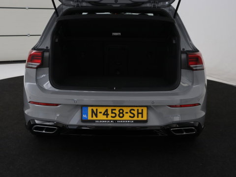 Volkswagen Golf 1.5 TSI R-Line Business | Carplay | Stoelverwarming | Led | Adaptive cruise | Parkeersensoren | Navigatie | Climate control | LM | Sfeerverlichting