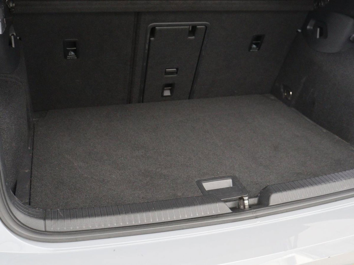 Volkswagen Golf 1.5 TSI R-Line Business | Carplay | Stoelverwarming | Led | Adaptive cruise | Parkeersensoren | Navigatie | Climate control | LM | Sfeerverlichting