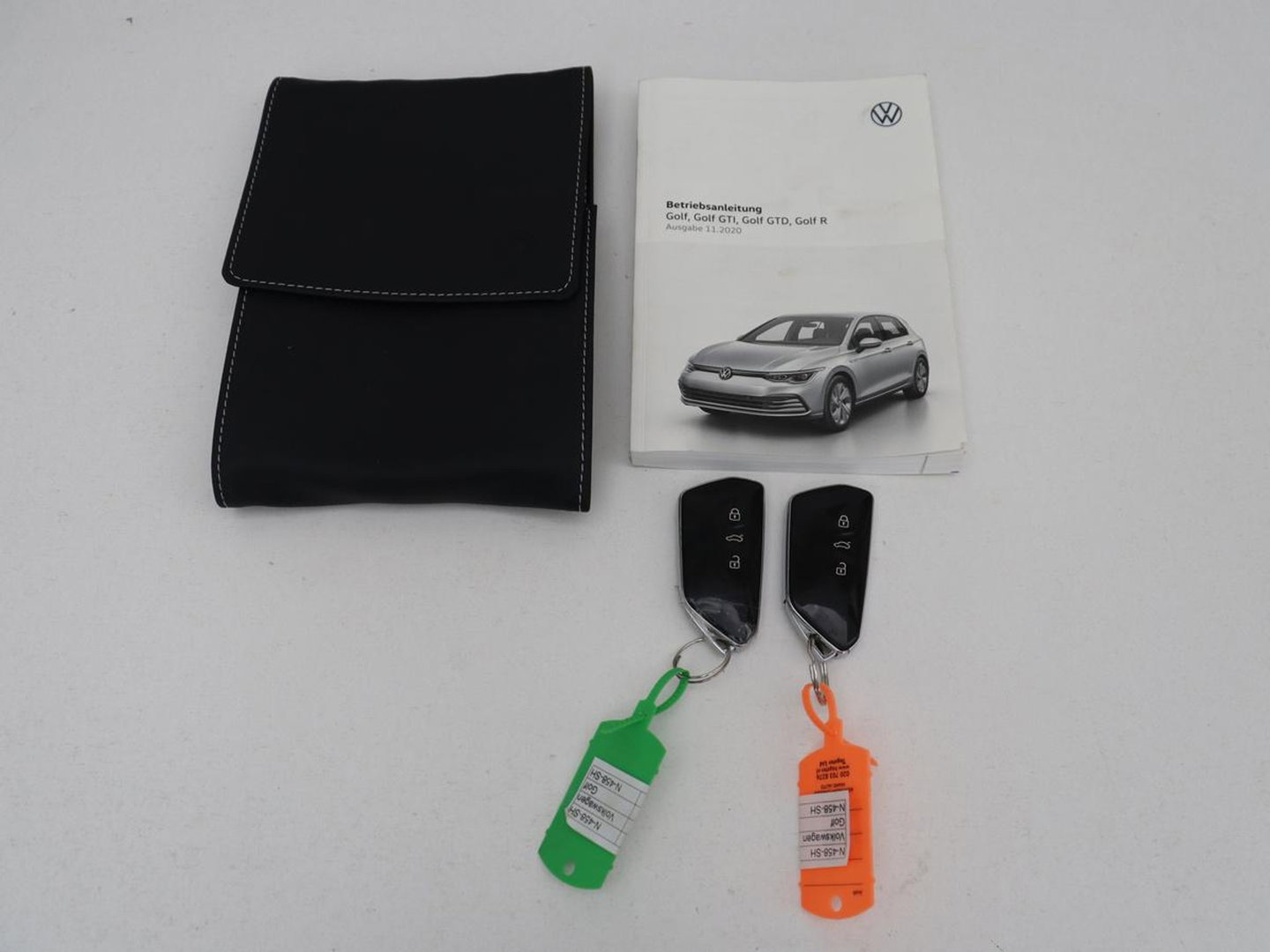 Volkswagen Golf 1.5 TSI R-Line Business | Carplay | Stoelverwarming | Led | Adaptive cruise | Parkeersensoren | Navigatie | Climate control | LM | Sfeerverlichting