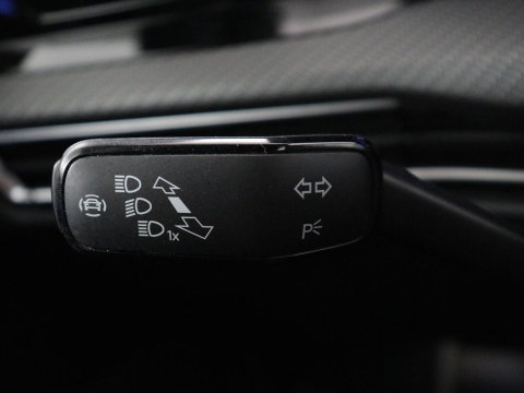 Volkswagen Golf 1.5 TSI R-Line Business | Carplay | Stoelverwarming | Led | Adaptive cruise | Parkeersensoren | Navigatie | Climate control | LM | Sfeerverlichting