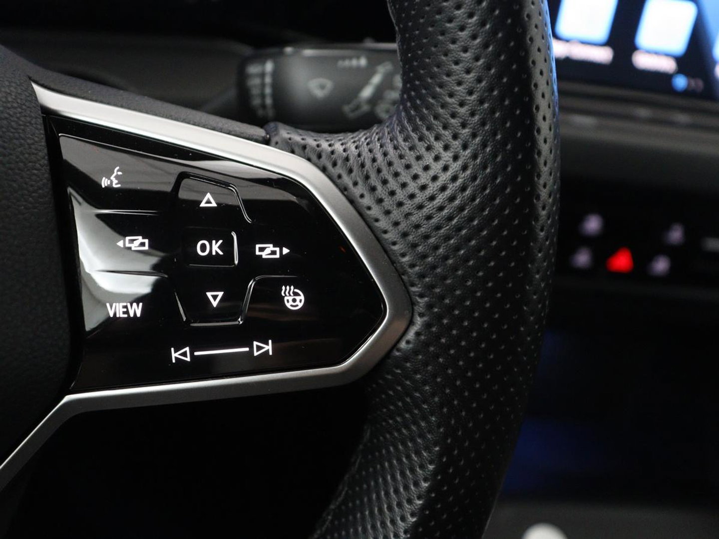 Volkswagen Golf 1.5 TSI R-Line Business | Carplay | Stoelverwarming | Led | Adaptive cruise | Parkeersensoren | Navigatie | Climate control | LM | Sfeerverlichting
