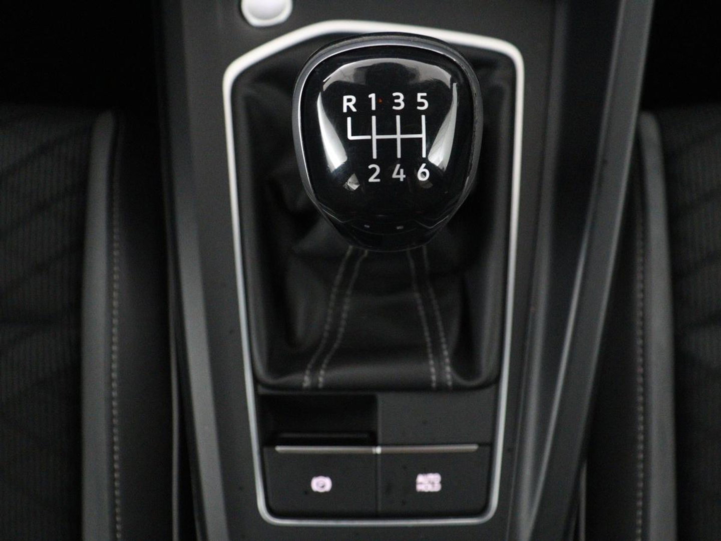 Volkswagen Golf 1.5 TSI R-Line Business | Carplay | Stoelverwarming | Led | Adaptive cruise | Parkeersensoren | Navigatie | Climate control | LM | Sfeerverlichting