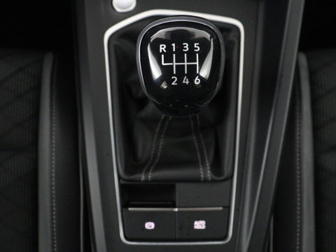 Volkswagen Golf 1.5 TSI R-Line Business | Carplay | Stoelverwarming | Led | Adaptive cruise | Parkeersensoren | Navigatie | Climate control | LM | Sfeerverlichting
