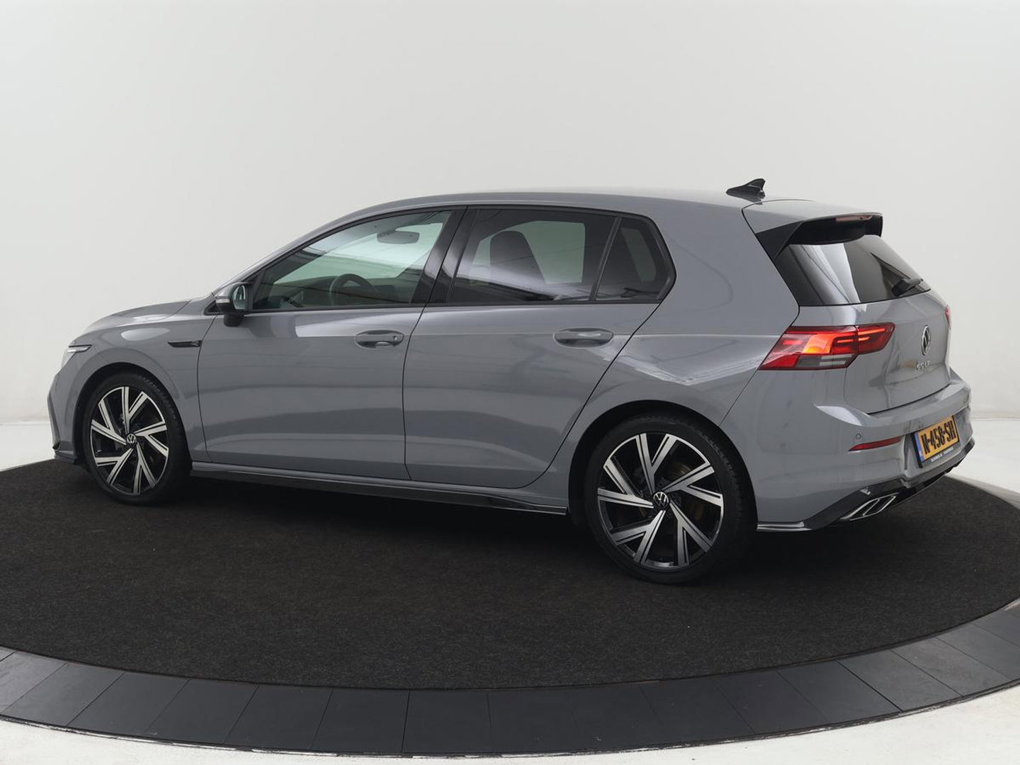 Volkswagen Golf 1.5 TSI R-Line Business | Carplay | Stoelverwarming | Led | Adaptive cruise | Parkeersensoren | Navigatie | Climate control | LM | Sfeerverlichting
