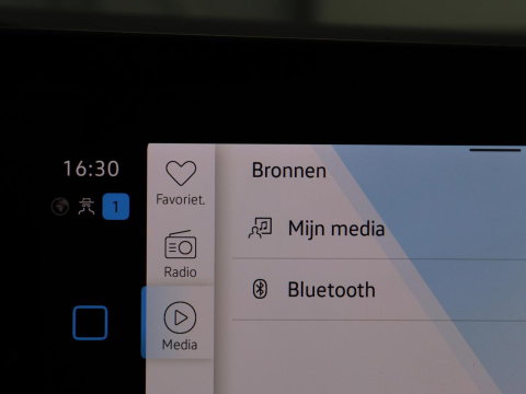 Volkswagen Golf 1.5 TSI R-Line Business | Carplay | Stoelverwarming | Led | Adaptive cruise | Parkeersensoren | Navigatie | Climate control | LM | Sfeerverlichting