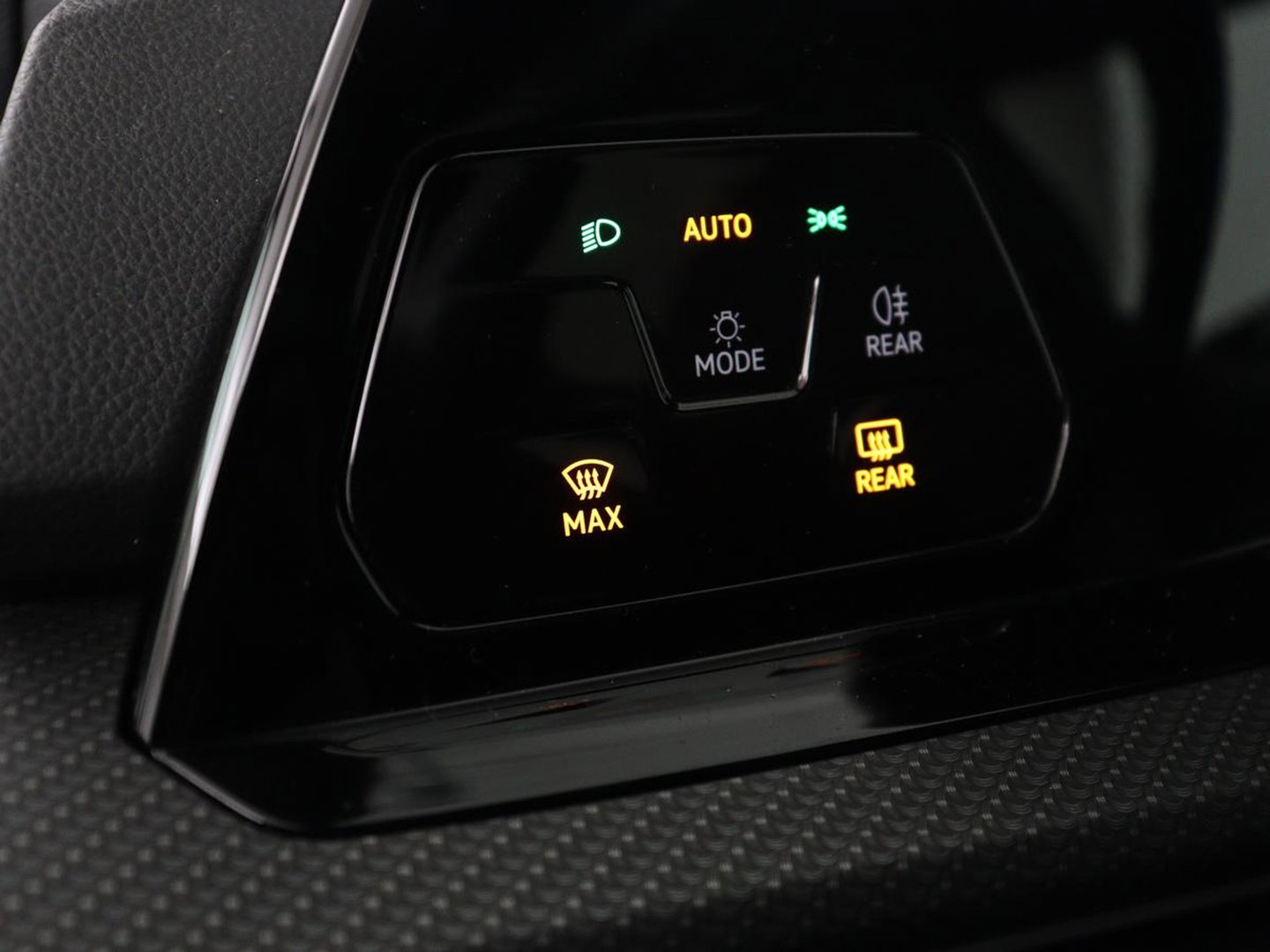 Volkswagen Golf 1.5 TSI R-Line Business | Carplay | Stoelverwarming | Led | Adaptive cruise | Parkeersensoren | Navigatie | Climate control | LM | Sfeerverlichting