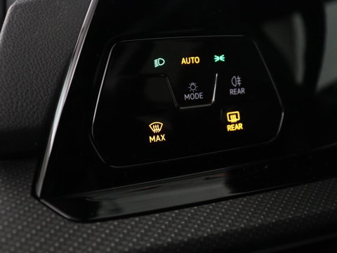 Volkswagen Golf 1.5 TSI R-Line Business | Carplay | Stoelverwarming | Led | Adaptive cruise | Parkeersensoren | Navigatie | Climate control | LM | Sfeerverlichting
