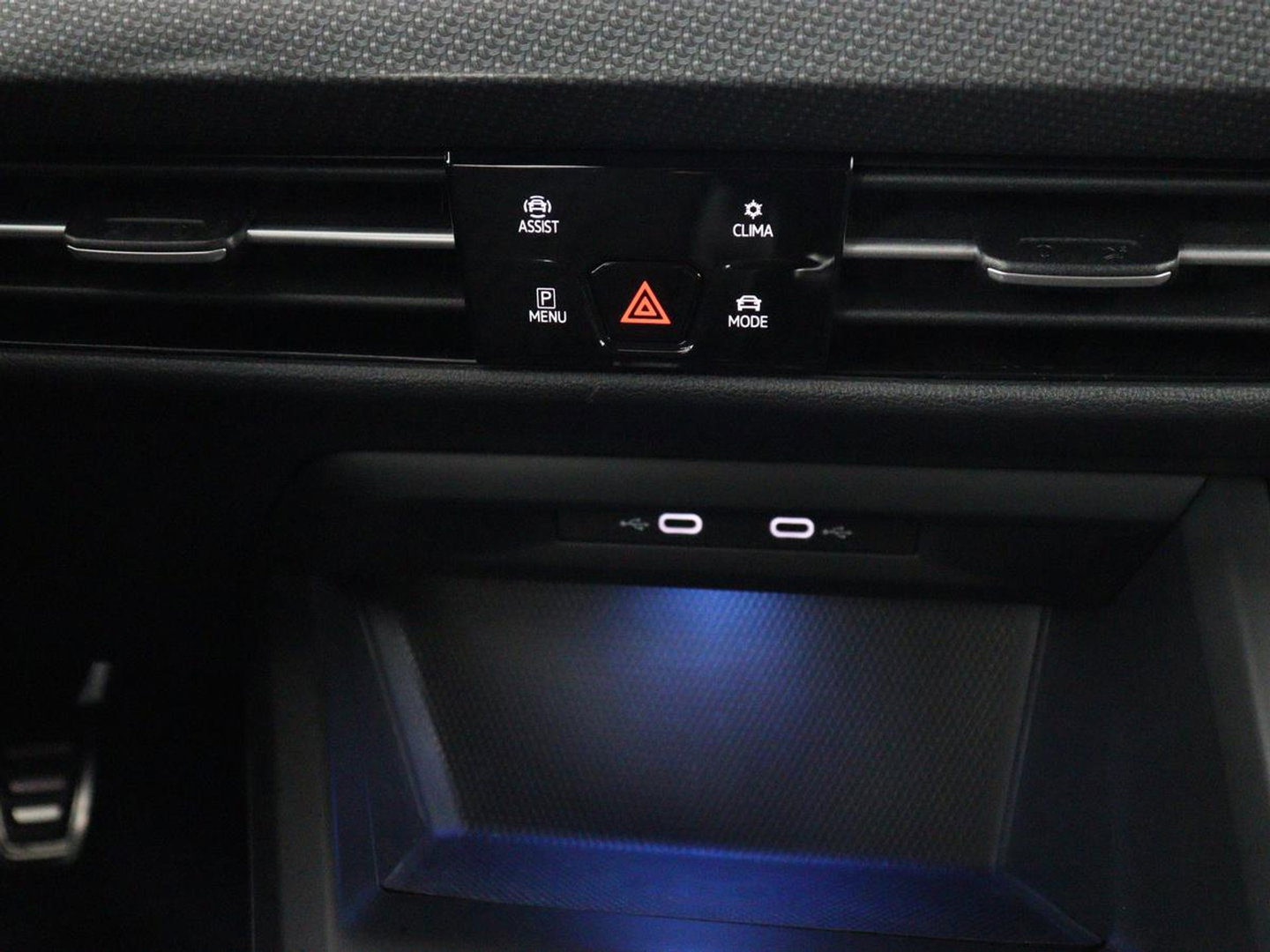 Volkswagen Golf 1.5 TSI R-Line Business | Carplay | Stoelverwarming | Led | Adaptive cruise | Parkeersensoren | Navigatie | Climate control | LM | Sfeerverlichting