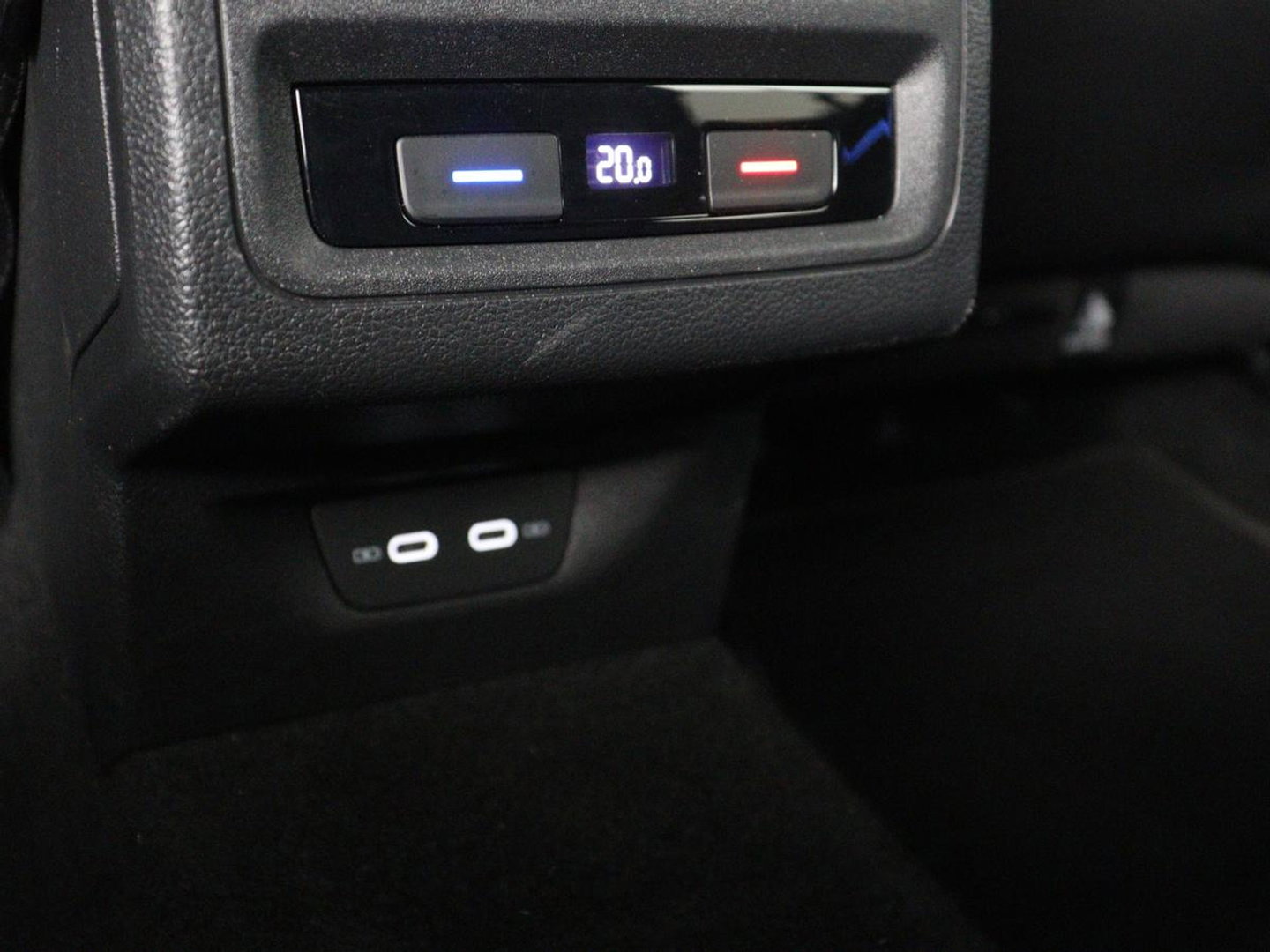 Volkswagen Golf 1.5 TSI R-Line Business | Carplay | Stoelverwarming | Led | Adaptive cruise | Parkeersensoren | Navigatie | Climate control | LM | Sfeerverlichting
