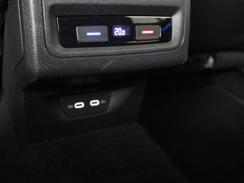 Volkswagen Golf 1.5 TSI R-Line Business | Carplay | Stoelverwarming | Led | Adaptive cruise | Parkeersensoren | Navigatie | Climate control | LM | Sfeerverlichting