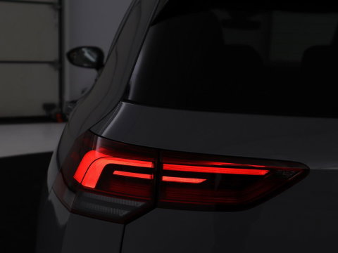 Volkswagen Golf 1.5 TSI R-Line Business | Carplay | Stoelverwarming | Led | Adaptive cruise | Parkeersensoren | Navigatie | Climate control | LM | Sfeerverlichting