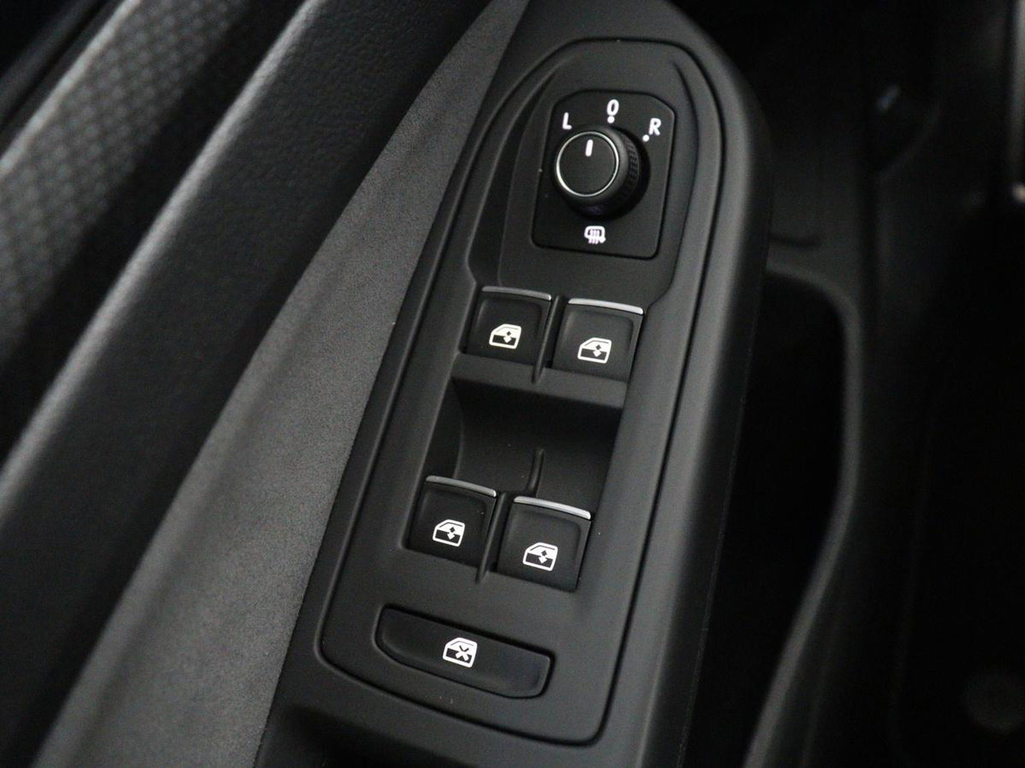 Volkswagen Golf 1.5 TSI R-Line Business | Carplay | Stoelverwarming | Led | Adaptive cruise | Parkeersensoren | Navigatie | Climate control | LM | Sfeerverlichting