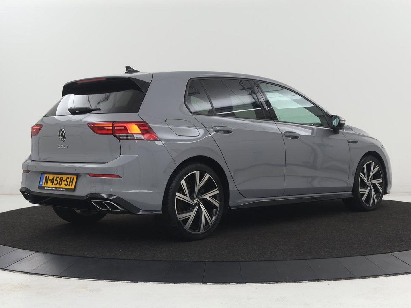 Volkswagen Golf 1.5 TSI R-Line Business | Carplay | Stoelverwarming | Led | Adaptive cruise | Parkeersensoren | Navigatie | Climate control | LM | Sfeerverlichting