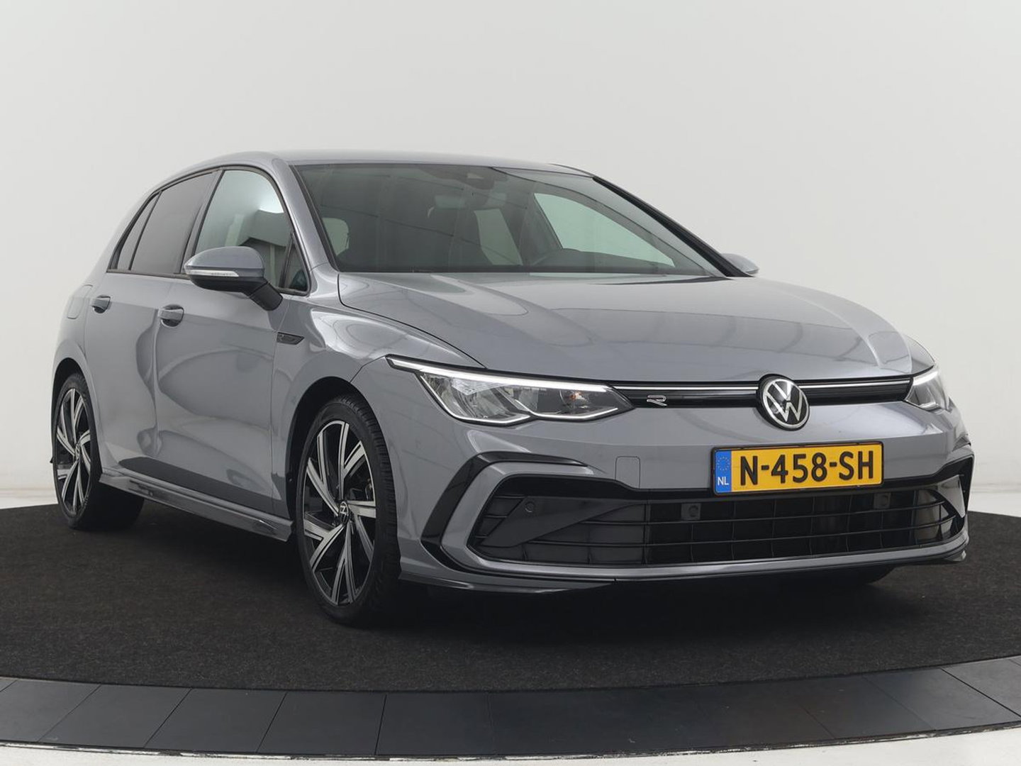 Volkswagen Golf 1.5 TSI R-Line Business | Carplay | Stoelverwarming | Led | Adaptive cruise | Parkeersensoren | Navigatie | Climate control | LM | Sfeerverlichting