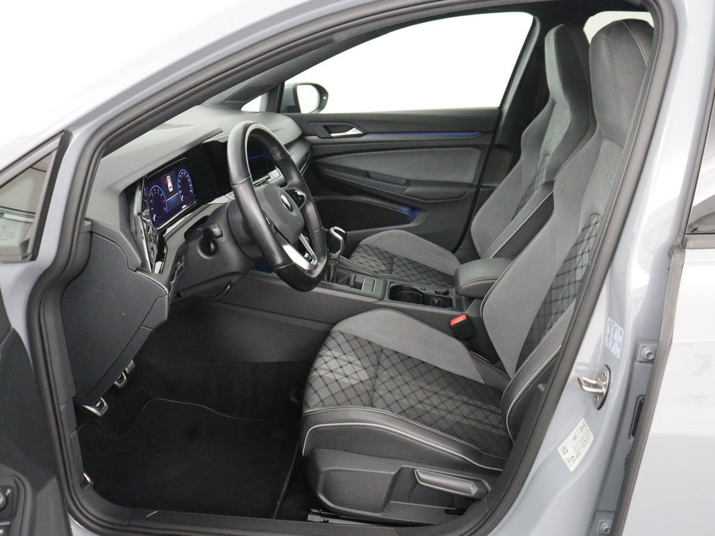 Volkswagen Golf 1.5 TSI R-Line Business | Carplay | Stoelverwarming | Led | Adaptive cruise | Parkeersensoren | Navigatie | Climate control | LM | Sfeerverlichting