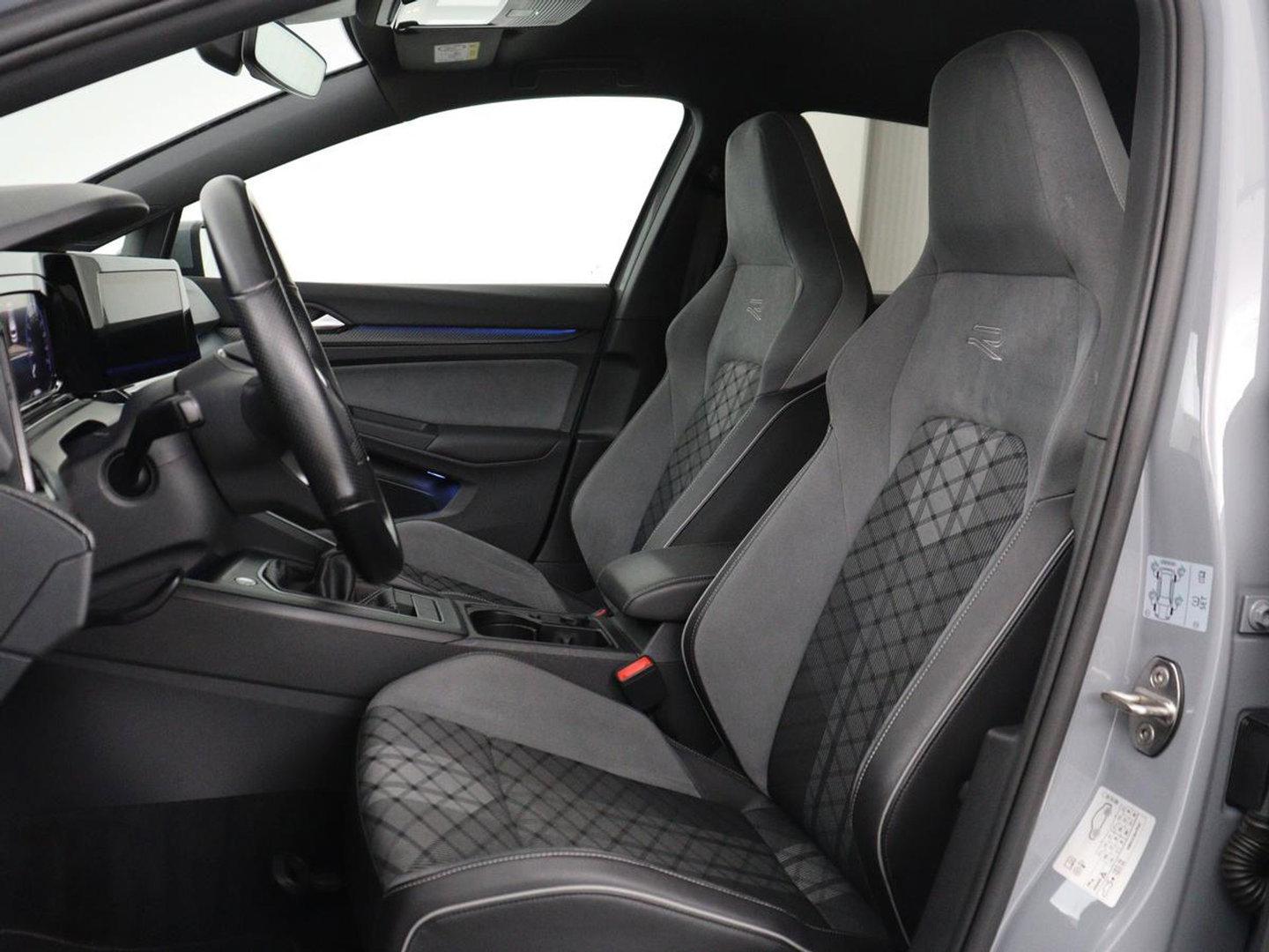 Volkswagen Golf 1.5 TSI R-Line Business | Carplay | Stoelverwarming | Led | Adaptive cruise | Parkeersensoren | Navigatie | Climate control | LM | Sfeerverlichting