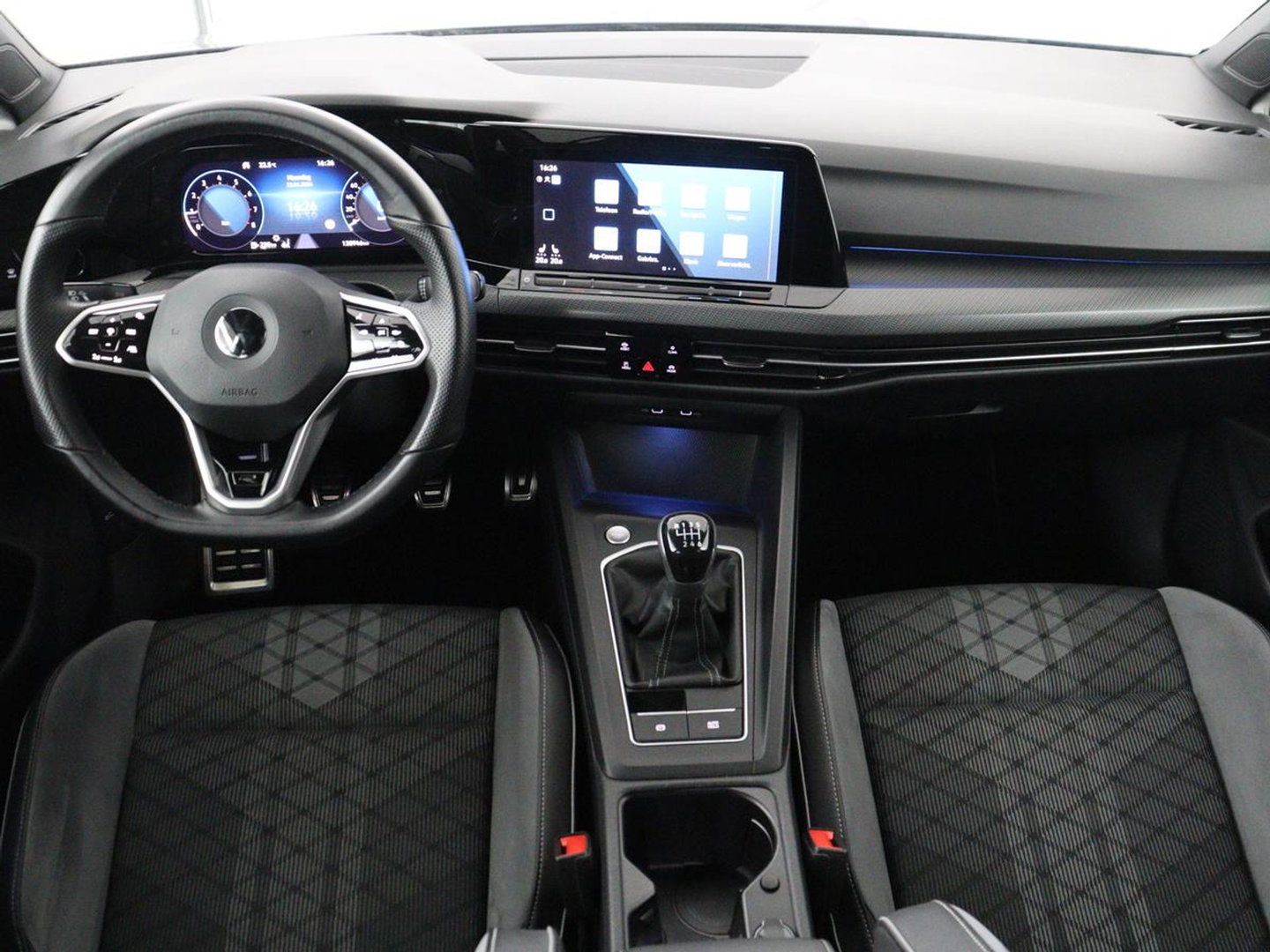 Volkswagen Golf 1.5 TSI R-Line Business | Carplay | Stoelverwarming | Led | Adaptive cruise | Parkeersensoren | Navigatie | Climate control | LM | Sfeerverlichting