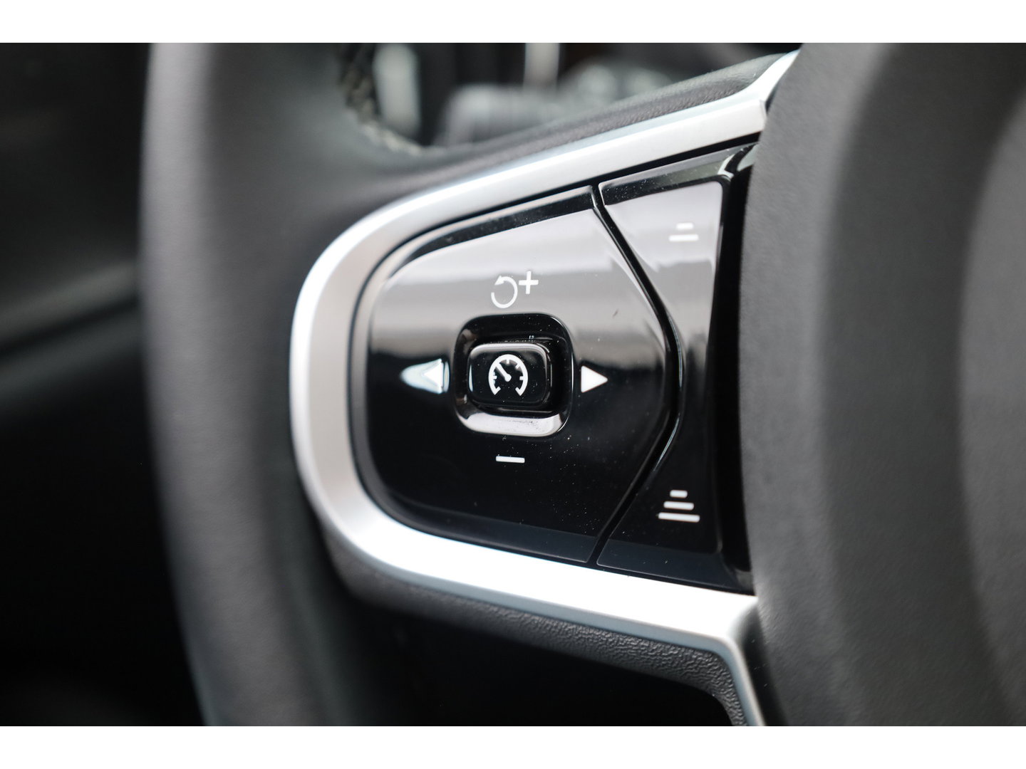 Volvo V60 2.0 T6 Plug-in hybrid AWD Plus Bright | Pano-dak | Head-up | Harman & Kardon | 360 camera | 4x stoel+ stuurverw. |