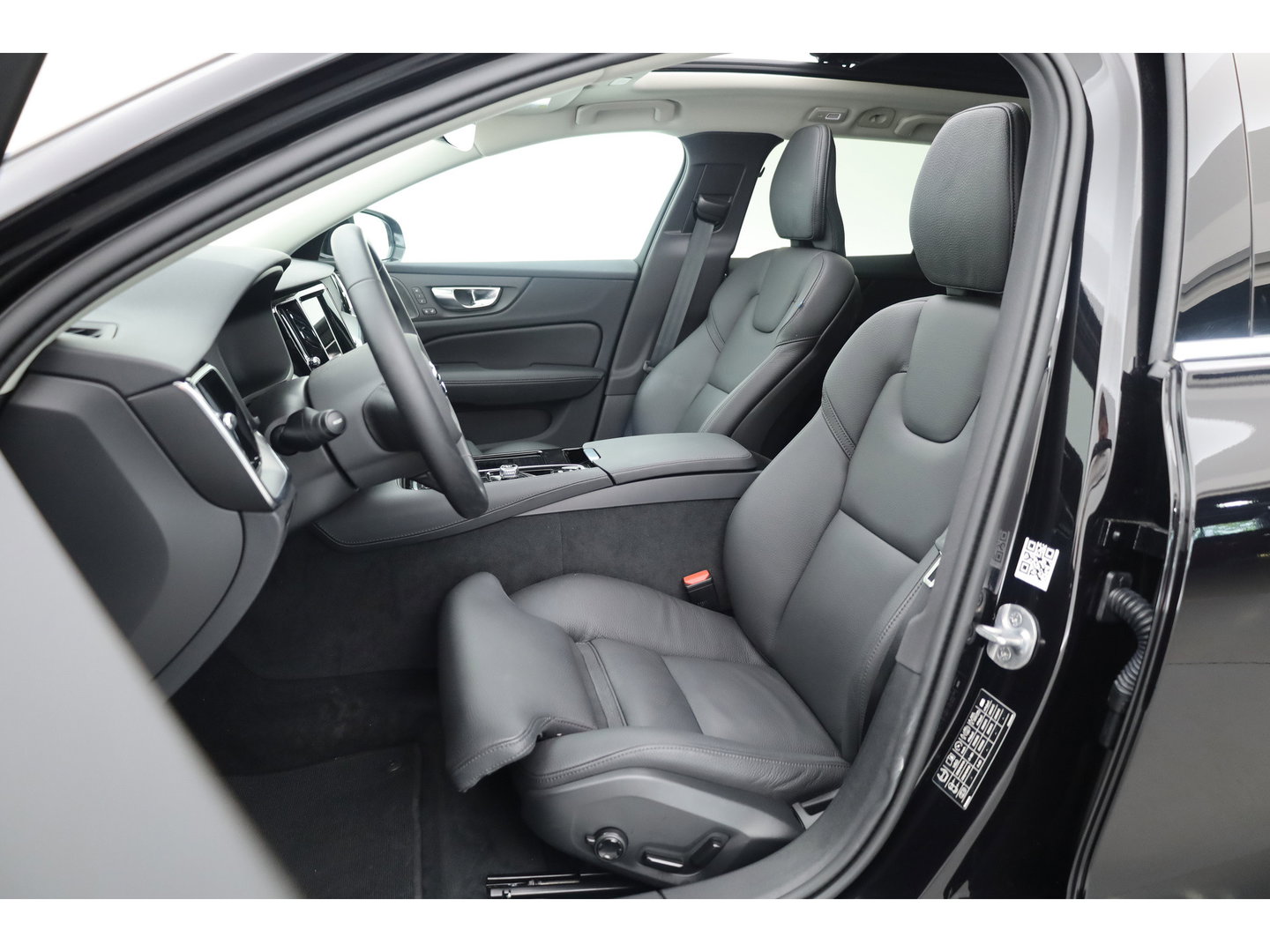 Volvo V60 2.0 T6 Plug-in hybrid AWD Plus Bright | Pano-dak | Head-up | Harman & Kardon | 360 camera | 4x stoel+ stuurverw. |